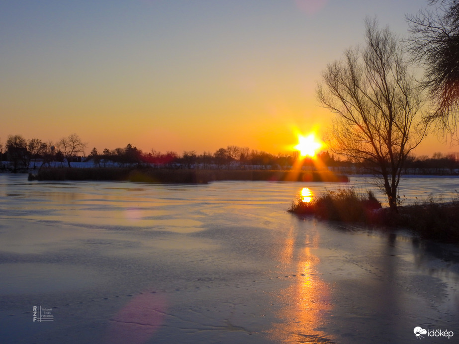 Elbűvölő naplemente a tiszalöki Kis-Tisza holtágnál