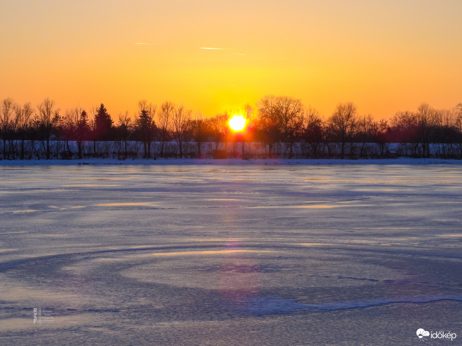 Elbűvölő naplemente a tiszalöki Kis-Tisza holtágnál