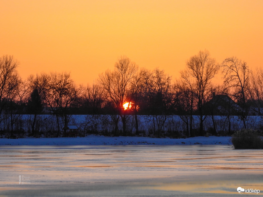 Elbűvölő naplemente a tiszalöki Kis-Tisza holtágnál