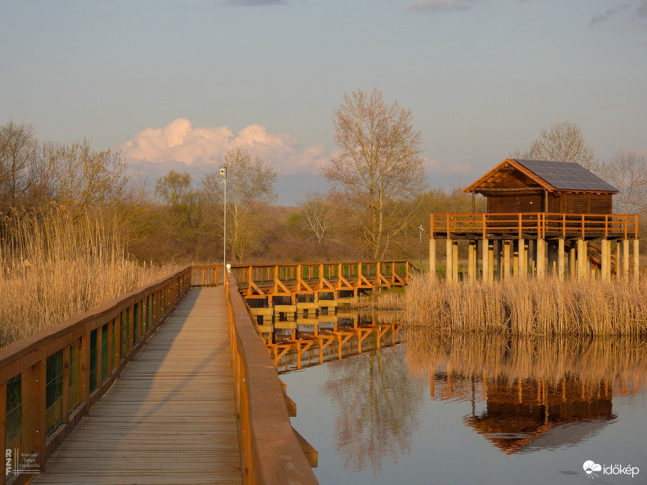 Háttérben távoli zivatarfelhők