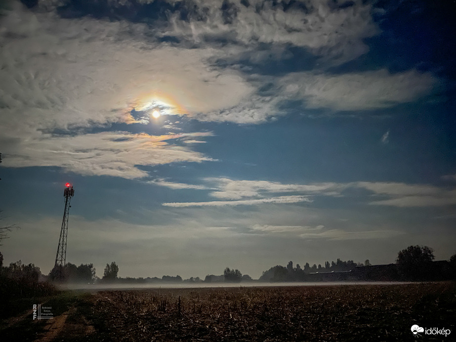 Szivárványos Hold köddel fűszerezve