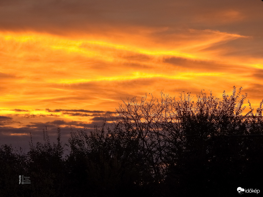 Halloweeni színes naplemente alkalomhoz illően Tiszalökön 