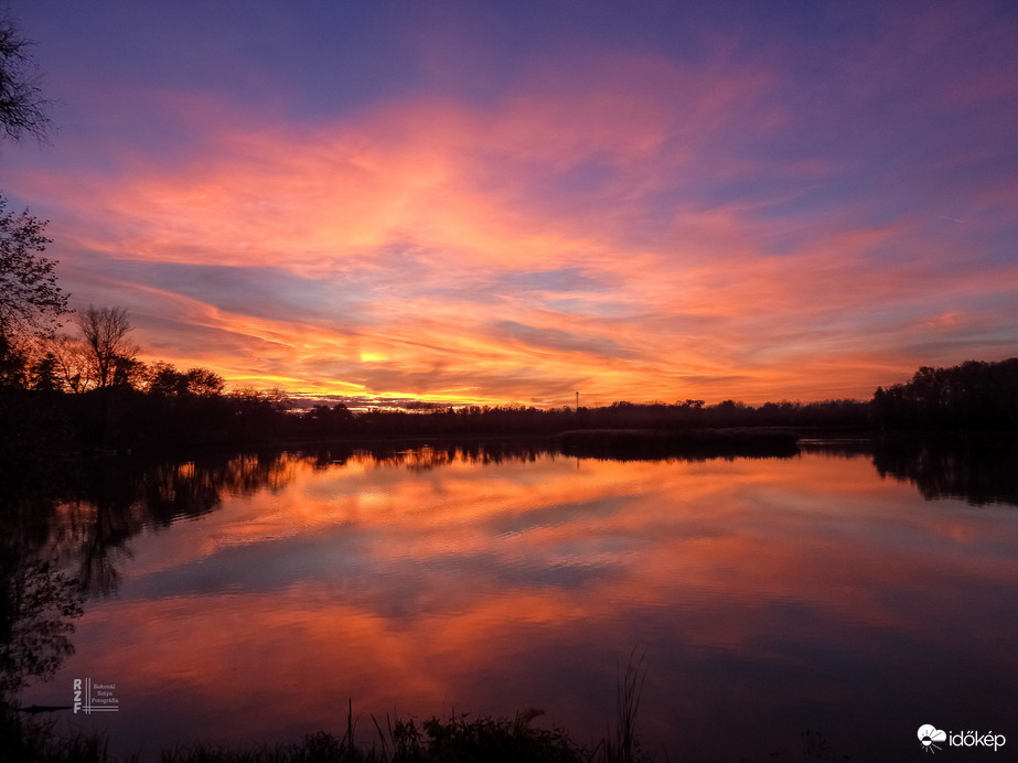 Halloweeni színes naplemente alkalomhoz illően Tiszalökön 