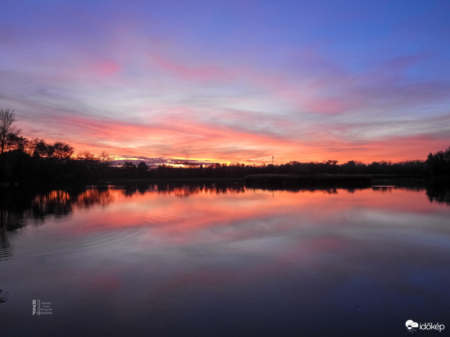 Halloweeni színes naplemente alkalomhoz illően Tiszalökön 
