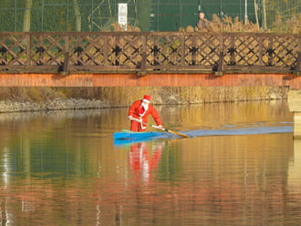 Rénszarvasok szabadságon – Mikulás kenuval szelte a Nyíregyháza Sóstói tavat