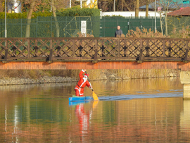Rénszarvasok szabadságon – Mikulás kenuval szelte a Nyíregyháza Sóstói tavat