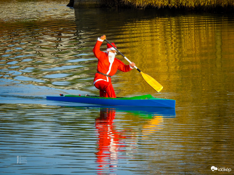 Rénszarvasok szabadságon – Mikulás kenuval szelte a Nyíregyháza Sóstói tavat