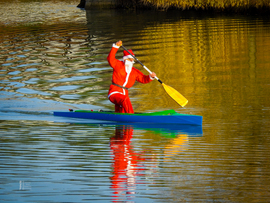 Rénszarvasok szabadságon – Mikulás kenuval szelte a Nyíregyháza Sóstói tavat