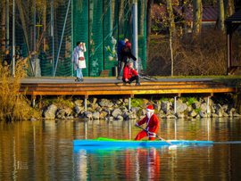 Rénszarvasok szabadságon – Mikulás kenuval szelte a Nyíregyháza Sóstói tavat