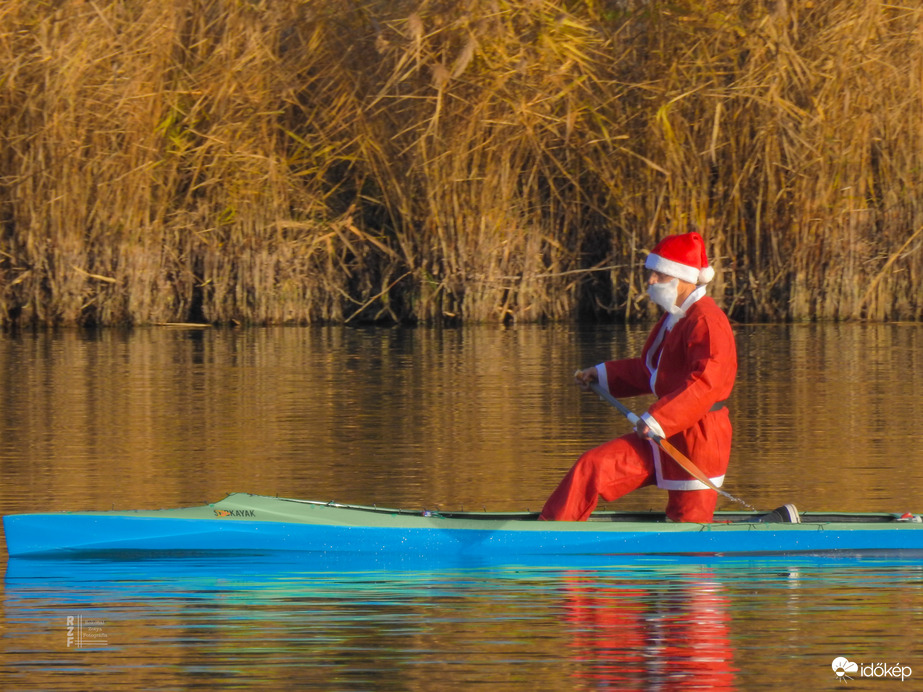 Rénszarvasok szabadságon – Mikulás kenuval szelte a Nyíregyháza Sóstói tavat
