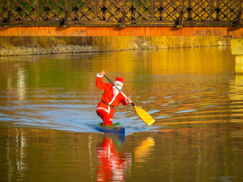 Rénszarvasok szabadságon – Mikulás kenuval szelte a Nyíregyháza Sóstói tavat
