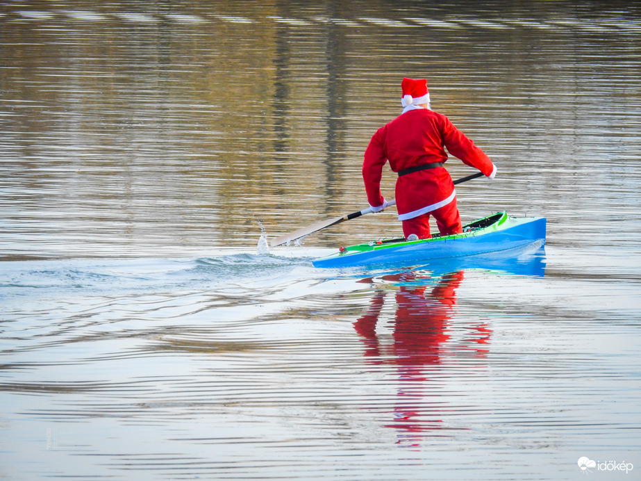 Rénszarvasok szabadságon – Mikulás kenuval szelte a Nyíregyháza Sóstói tavat
