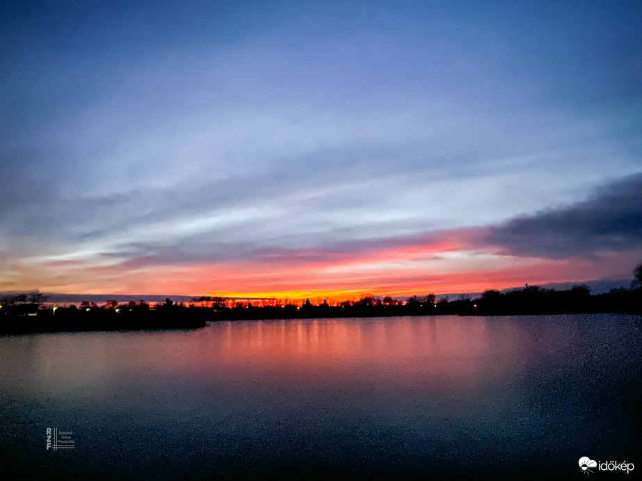 A 2026-os Újév első szeles naplementéje a befagyott tiszalöki Kis-Tisza felett