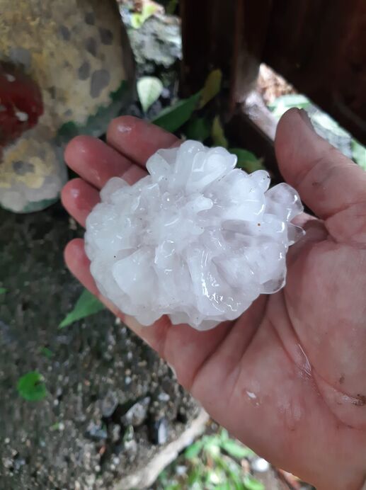 Nagy méretű jég Bulgáriában (Fotó: Малина Иванова / Meteo Balkans)