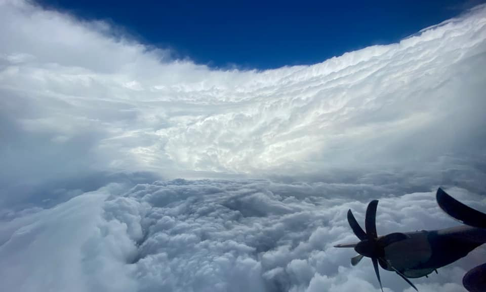 Az Epsilon hurrikán szeme (Forrás: AF Reserve Hurricane Hunters)