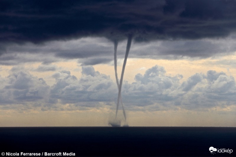 Kép forrás: http://www.barcroft.tv/twin-water-tornados