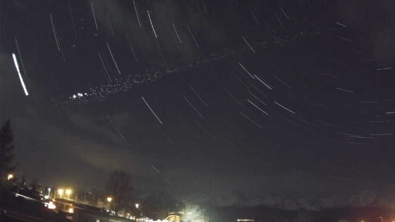 Starlink műholdak átvonulása szerda este a Magas-Tátra felett (Svit-i webkamera felvételéből készítve)