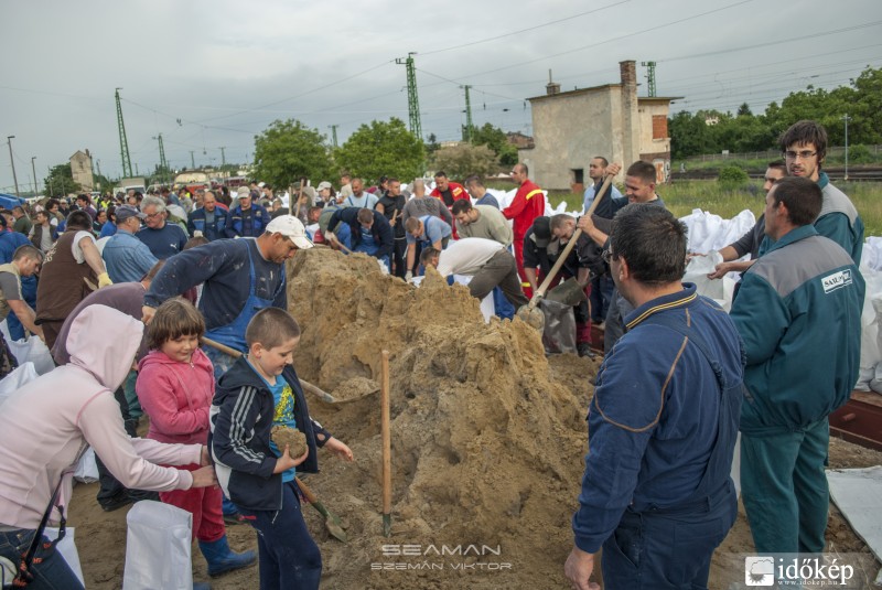 Lányok és gyerekek is segítenek a védekezésbe