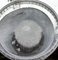 Jéggömb a vödörben