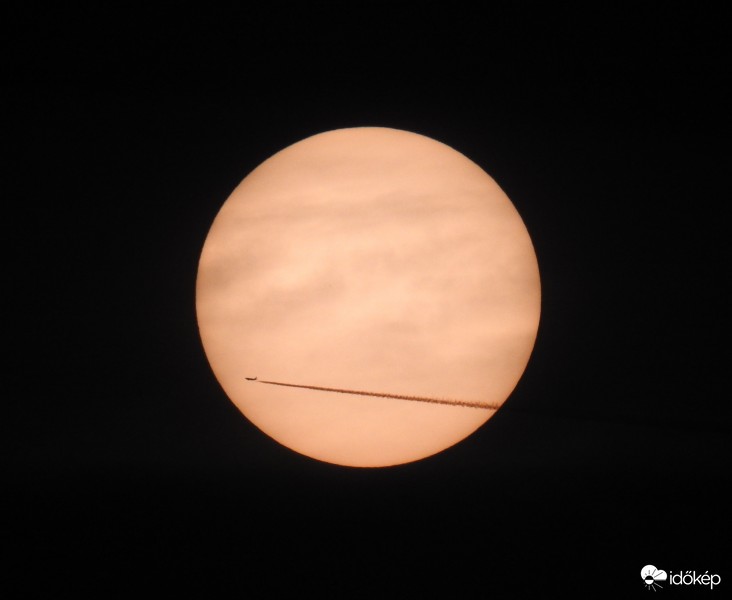 Nap előtt elhaladó gép