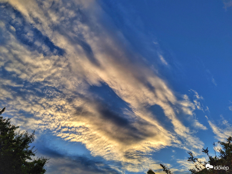 Naplementi felhővonulás