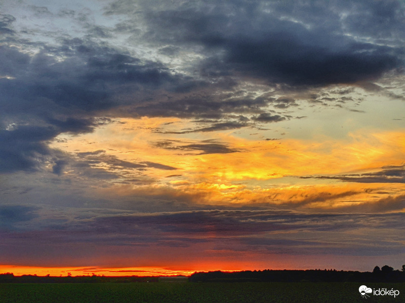 Halvány naposzlopos alkony