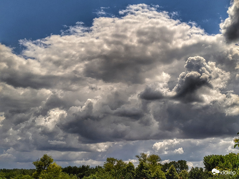 Kora délutáni felhők