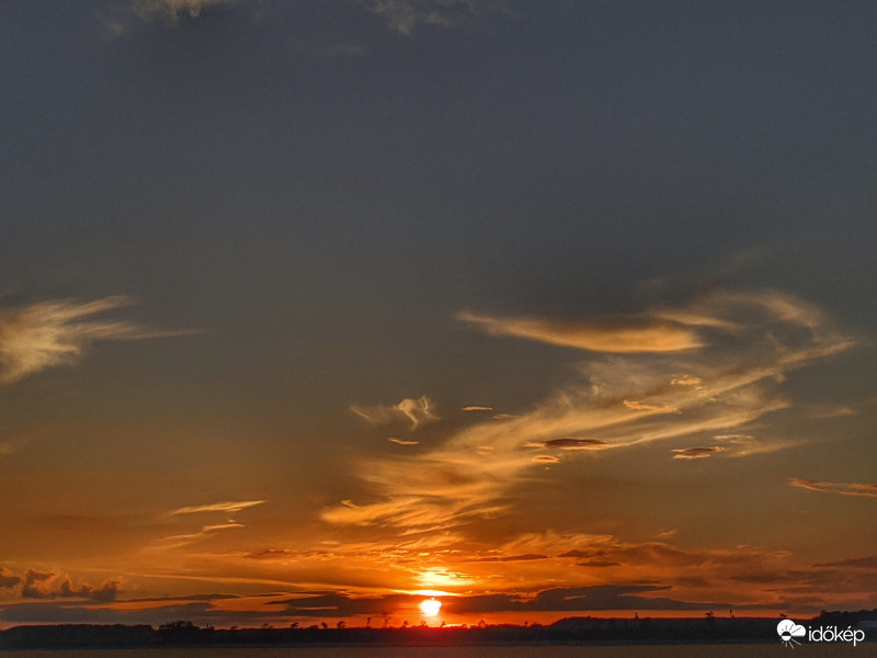 Felhők játéka alkonyatkor