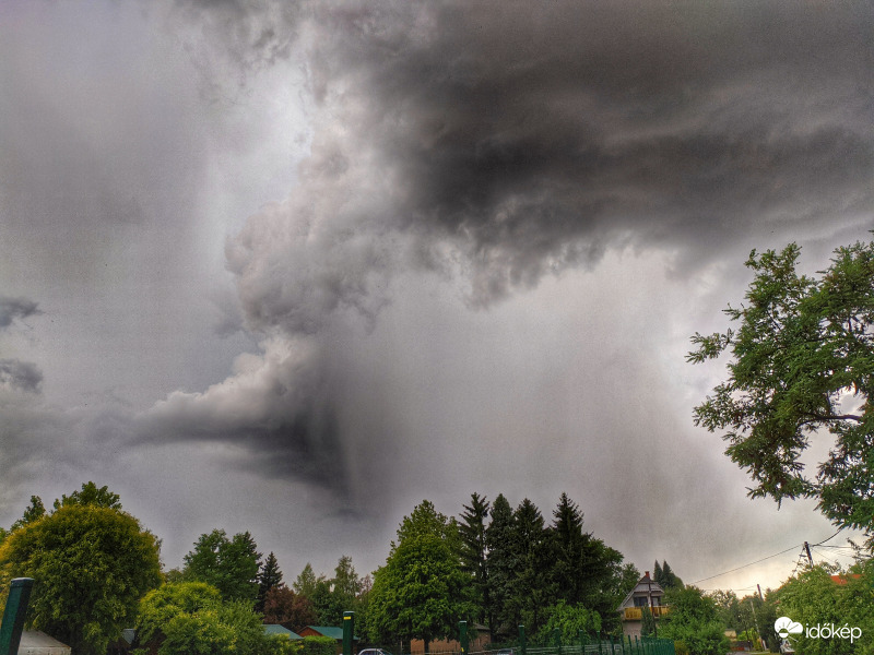 Egy órás égszakadást okozó zivatar