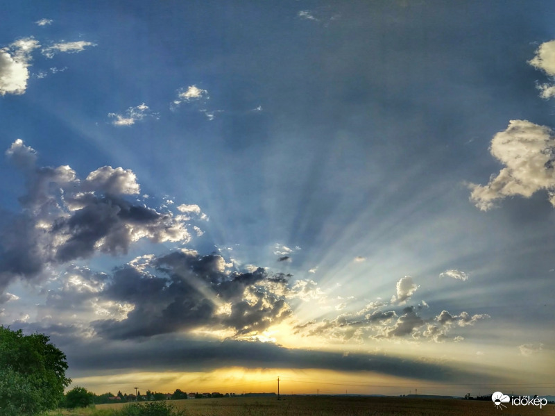 Görbített valóság