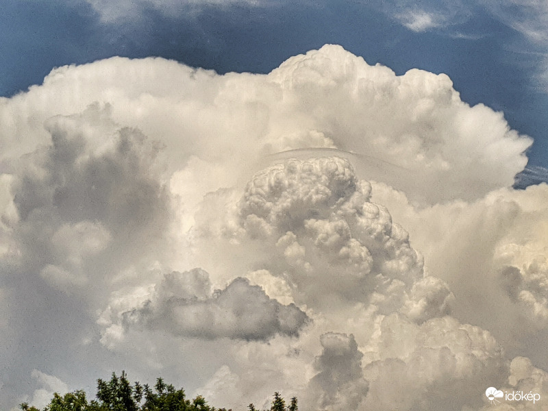 Sapkás felhőtorony