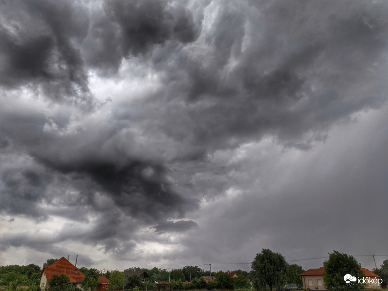 Zápor zivatartevékenység nélkül