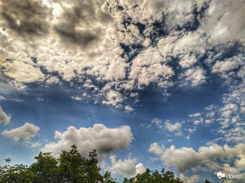 Kora délutáni égkép