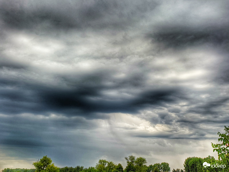 Föld felé tartó virga