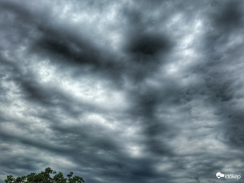 Rosszat sejtő mosoly