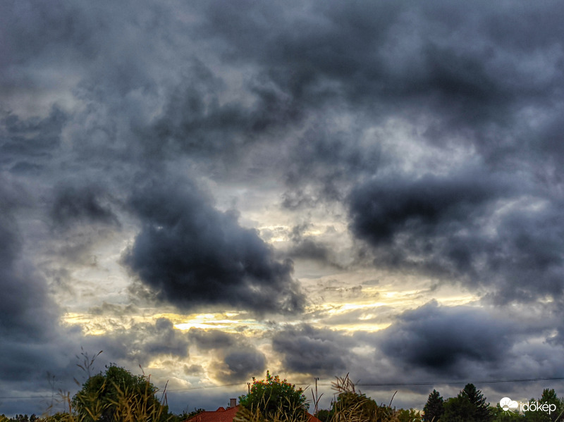 Komor felhők között