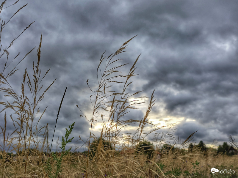 Szeles, borongós idő