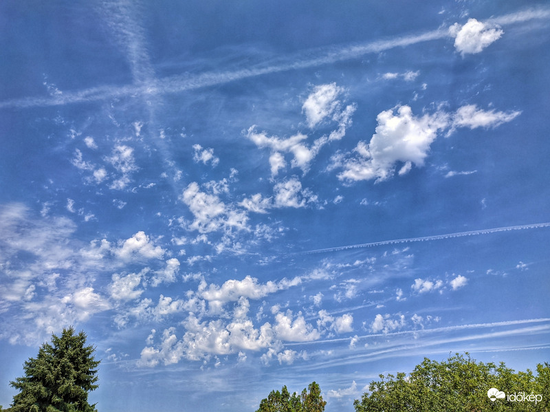 Zivatar kialakulására utaló felhő: