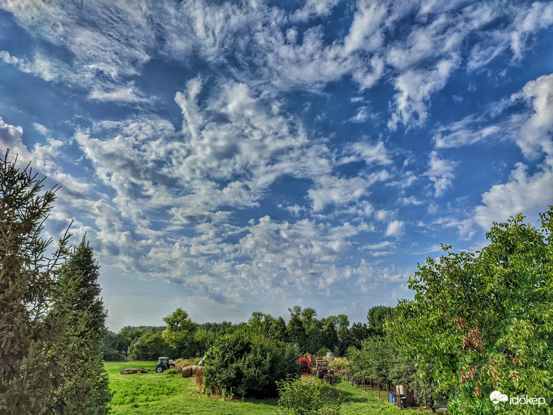 Reggeli felhőkép üde tájjal