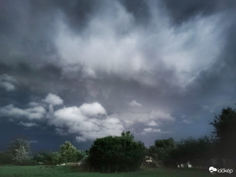 Szélviharral érkezik a vihar