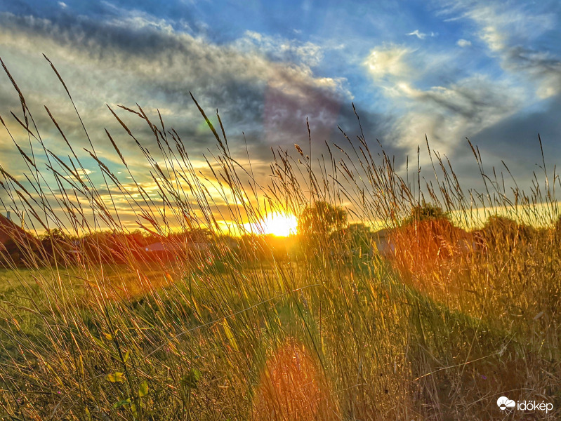 Szeles, felhős alkony