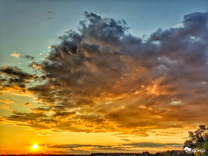 Naplementi gomolyfelhő