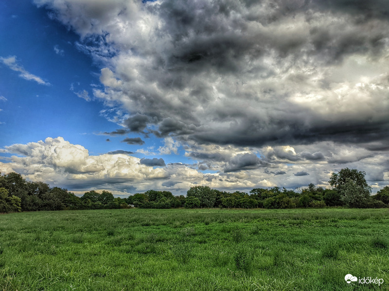 Komor gomolygós késő délután