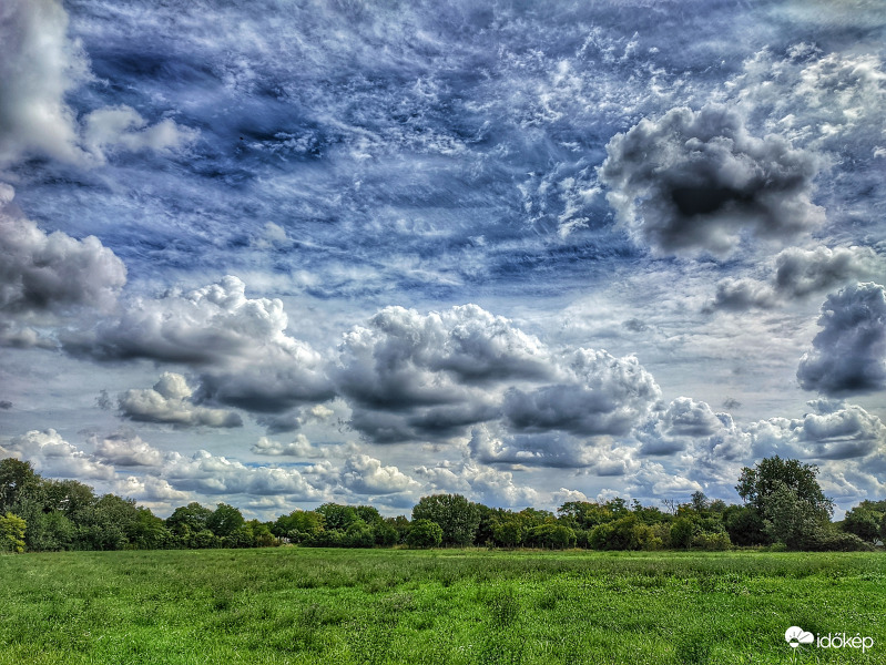 Felhővarázsos tájkép
