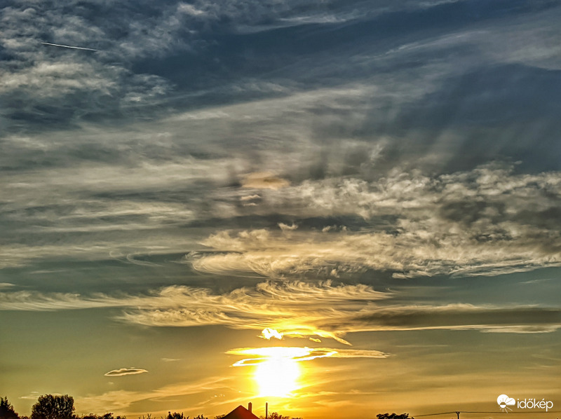 Látványosan kezdődött az alkony