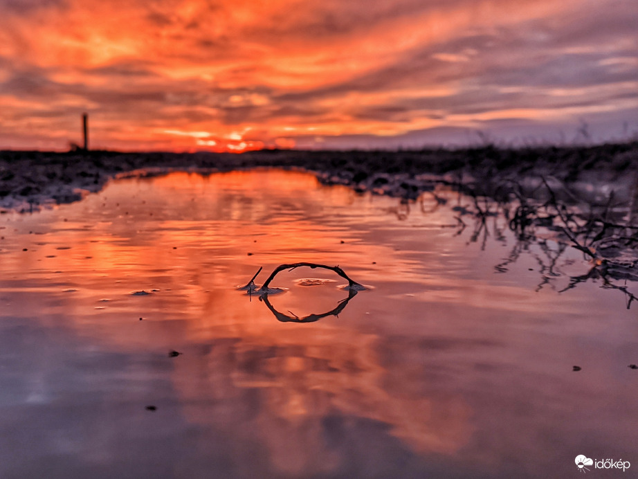 Naplemente és tükörképe