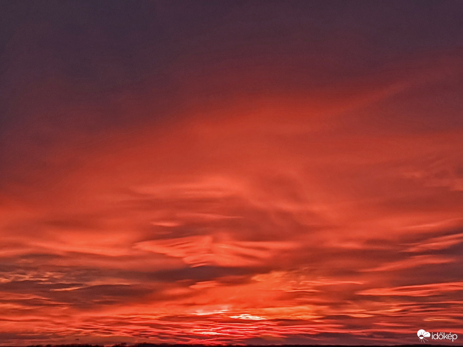 Lassan kialvó égi tűz