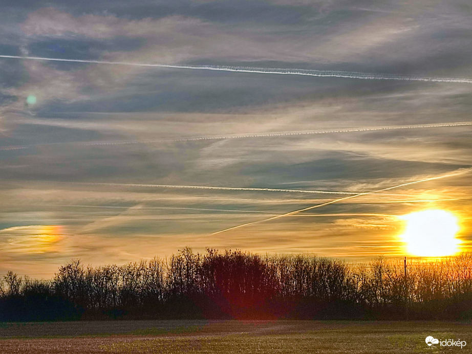 Néhány percig látható fényes melléknap