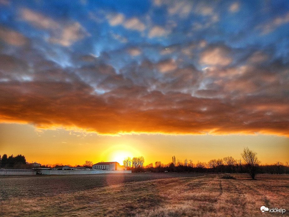 Színes felhők napkeltéje