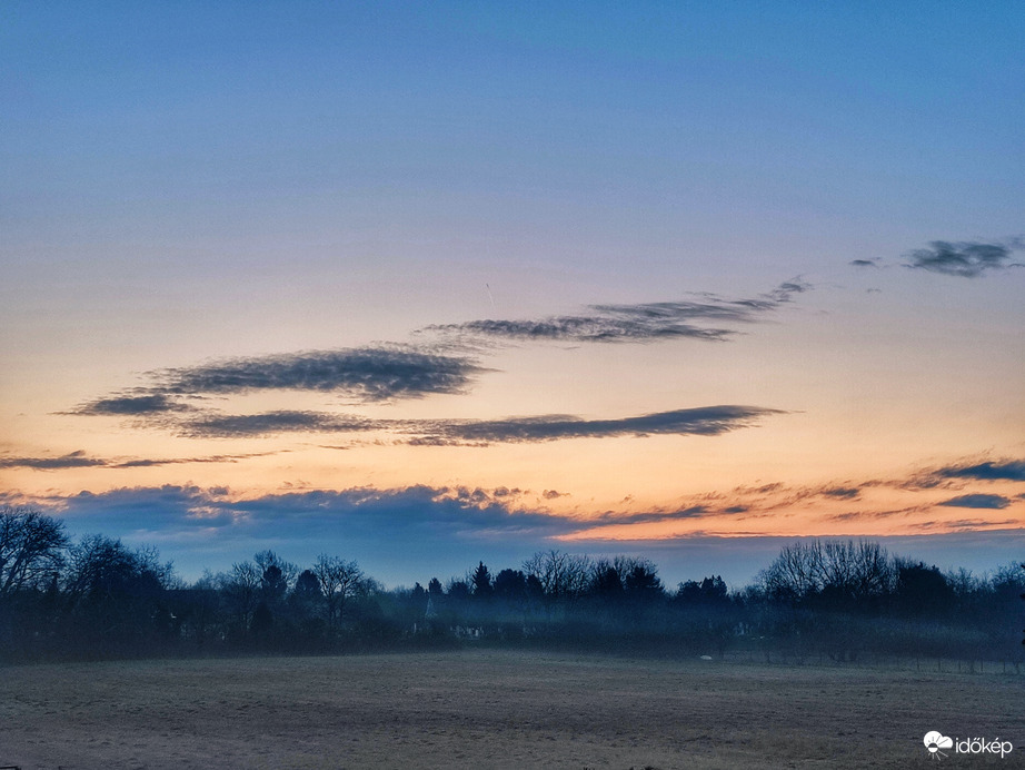 Gyengén felhős napkelte